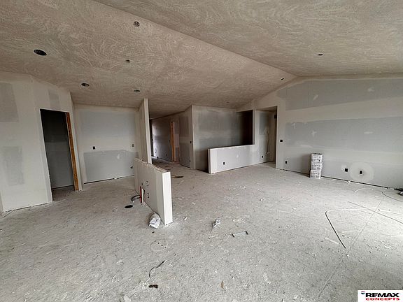4th image of 6920 N 8th St