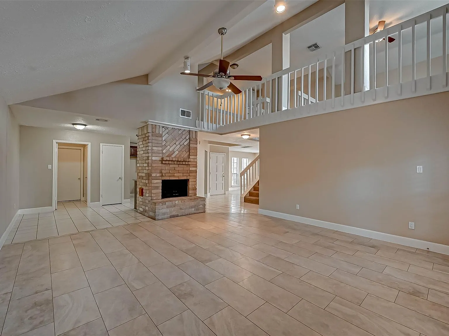 3 bed, 2.5 bath, 1918 sqft, $2,200 — Photo 3