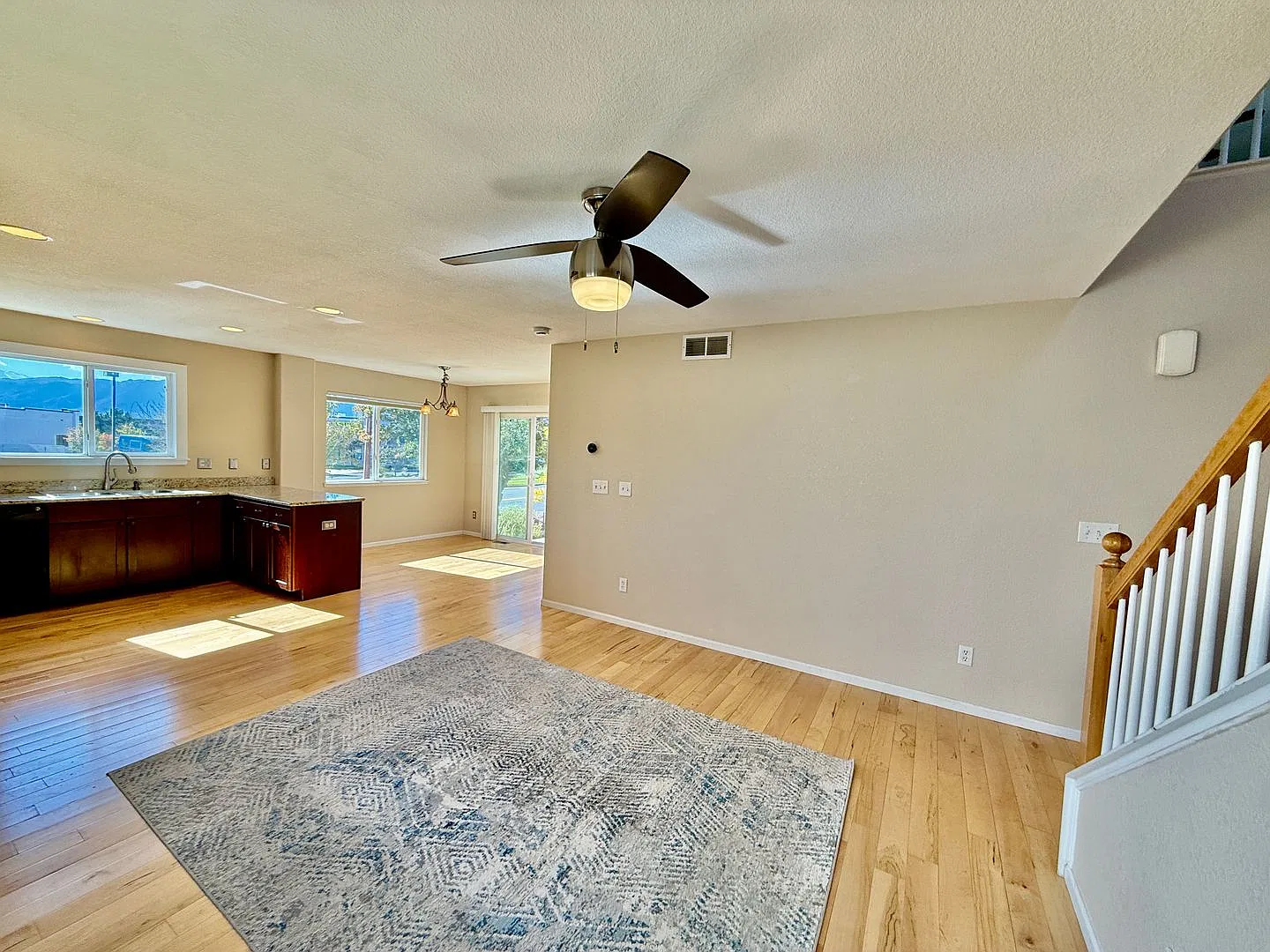 Spacious 3-Bed Home with Mountain Views Near Voyager & Interquest — Photo 4