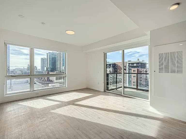 2059 19th St - Web Quality - 016 - 46 Studio 8 1002