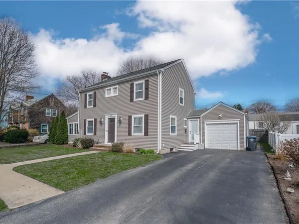 28 Pilgrim Dr, Cranston, RI 02905