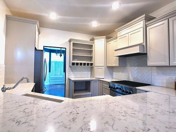 Chef's kitchen w/36" 6-burner range