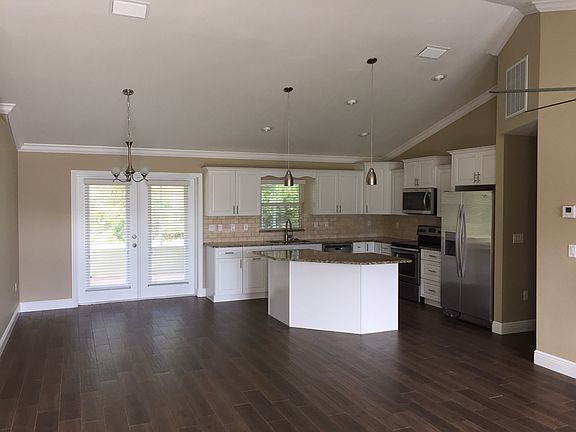 Kitchen / Dining Area