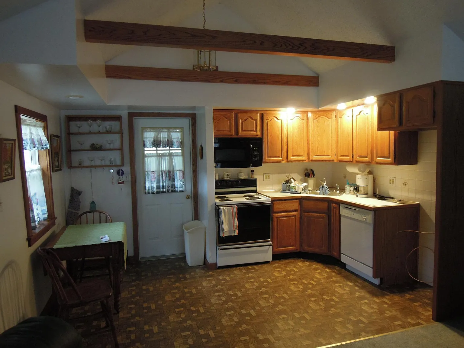 1 bed, 692 sqft, $1,300 — Photo 2