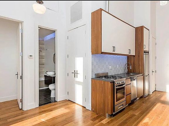 3rd image of 949 Willoughby Ave APT 205