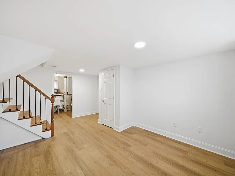 10 Lloyd Ave — Photo 33