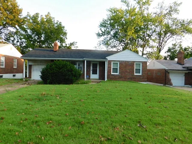 1237 Edgewater Dr photo 1
