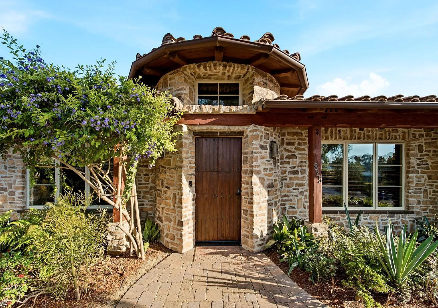 Single story Home 4 Bedroom 3 Bathroom Home in the sought after neighborhood Solana Beach! — Photo 3
