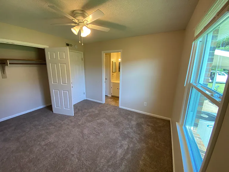 240 Lakeview Dr — Photo 11