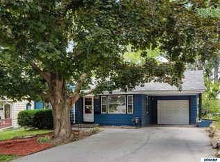 6934 Pinkney St, Omaha, NE 68104