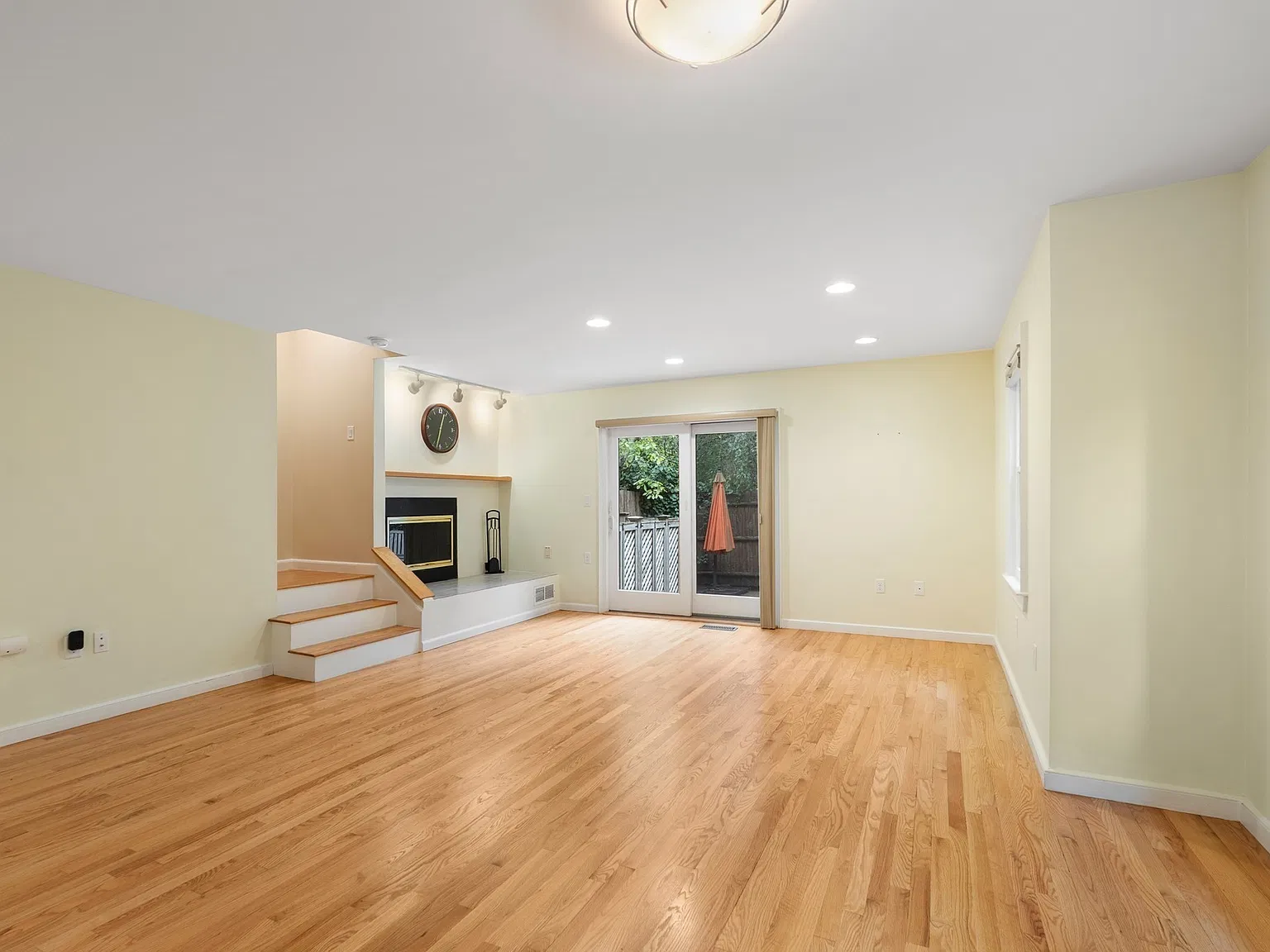 3 bed, 3.5 bath, 2369 sqft, $8,950 — Photo 4