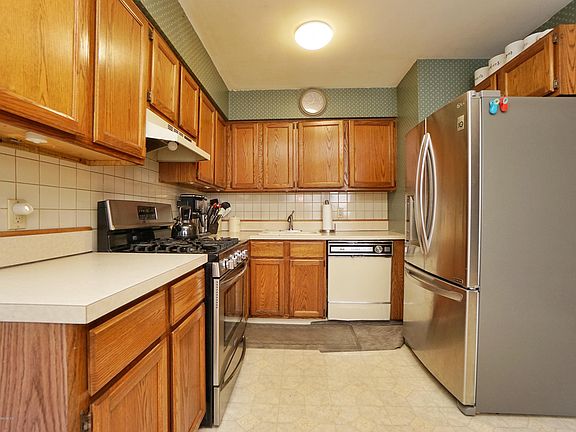 4th image of 7 Stratford Ct