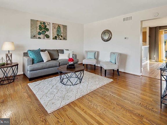 3rd image of 102 Vincent Cir