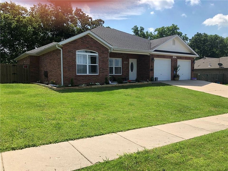 1st image of 204 Lion Dr N