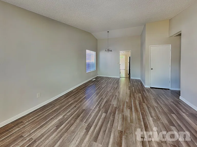 2020 Burnside Dr — Photo 2