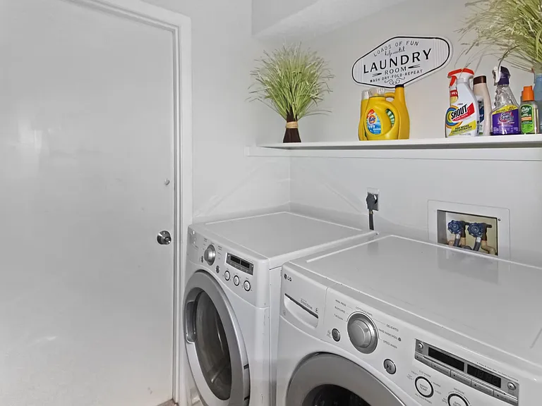 242 Capri Ave — Photo 16