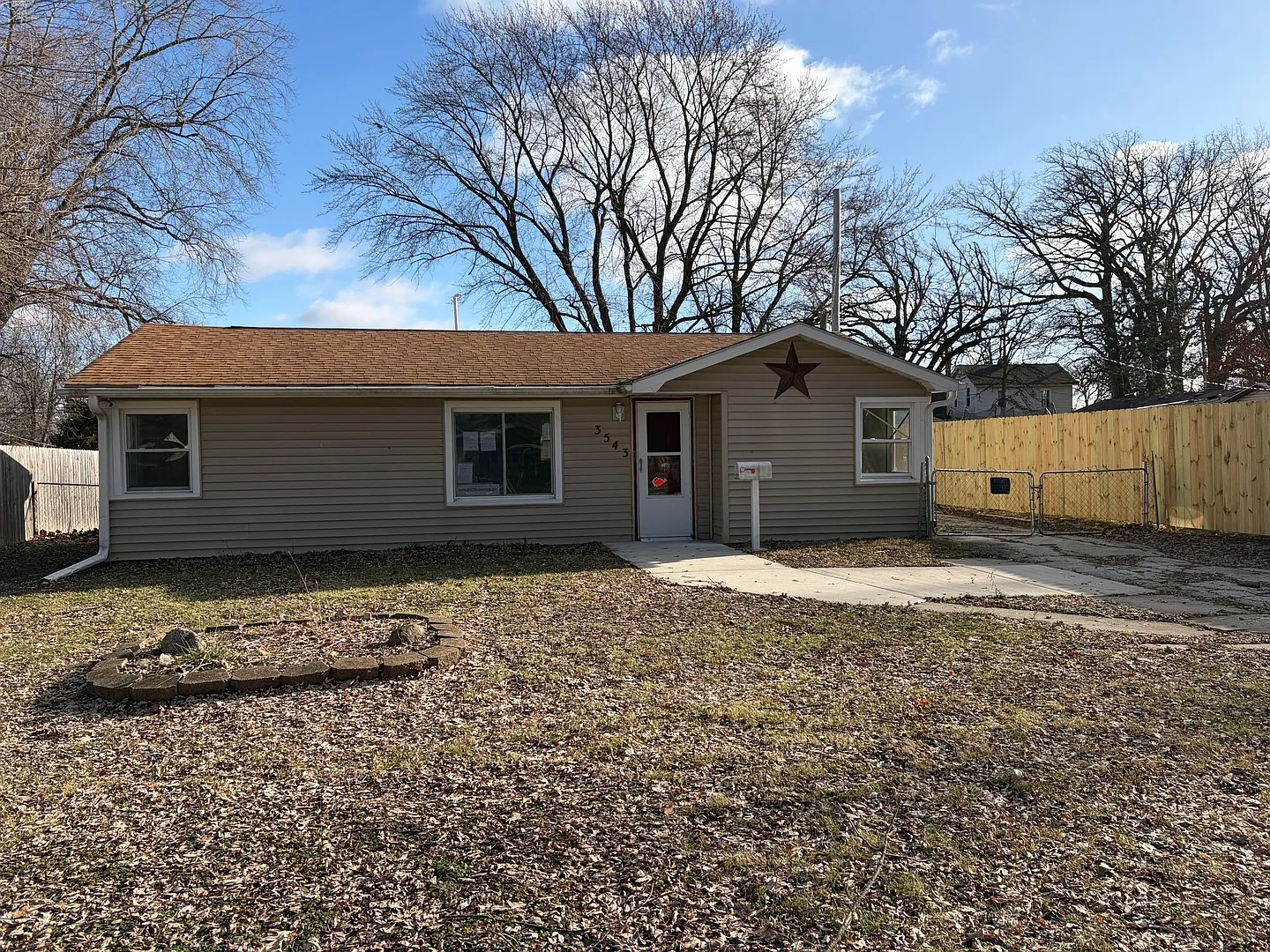 3543 William St photo 1