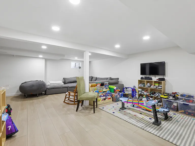 4 Lois Ave — Photo 23