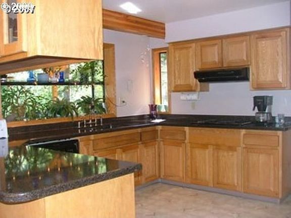 kitchen w/ pantry & nook