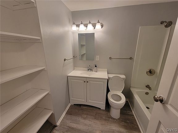 5th image of 827 Fairway Cir