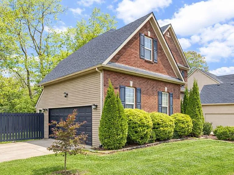 2505 Eastway Dr — Photo 2