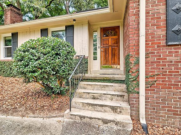 4th image of 2032 Robin Rd