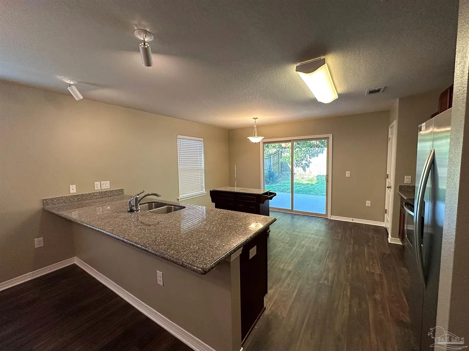 3 bed, 1400 sqft, $1,725 — Photo 4