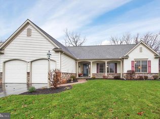 995 Castle Pond Dr, York, PA 17402