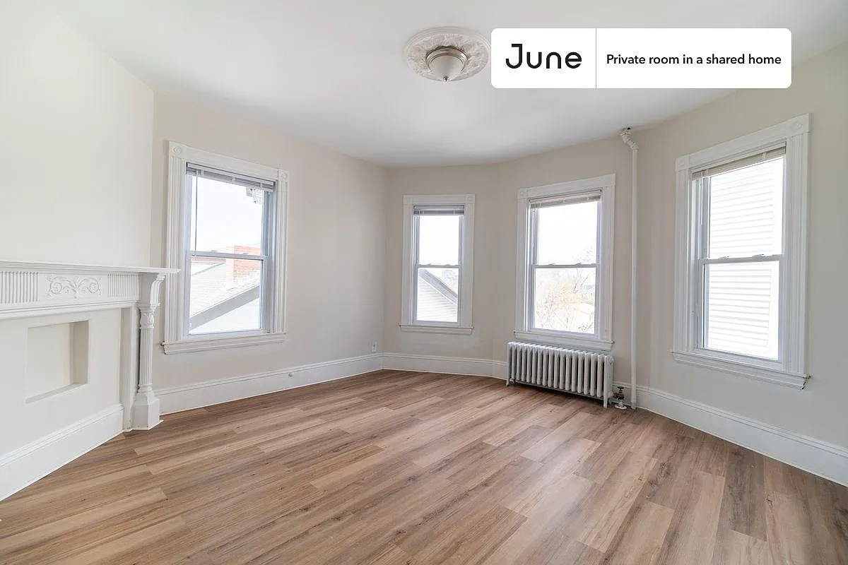 Queen bedroom in 3 bed/1 bath home in Fort Hill #1851 C — Photo 4