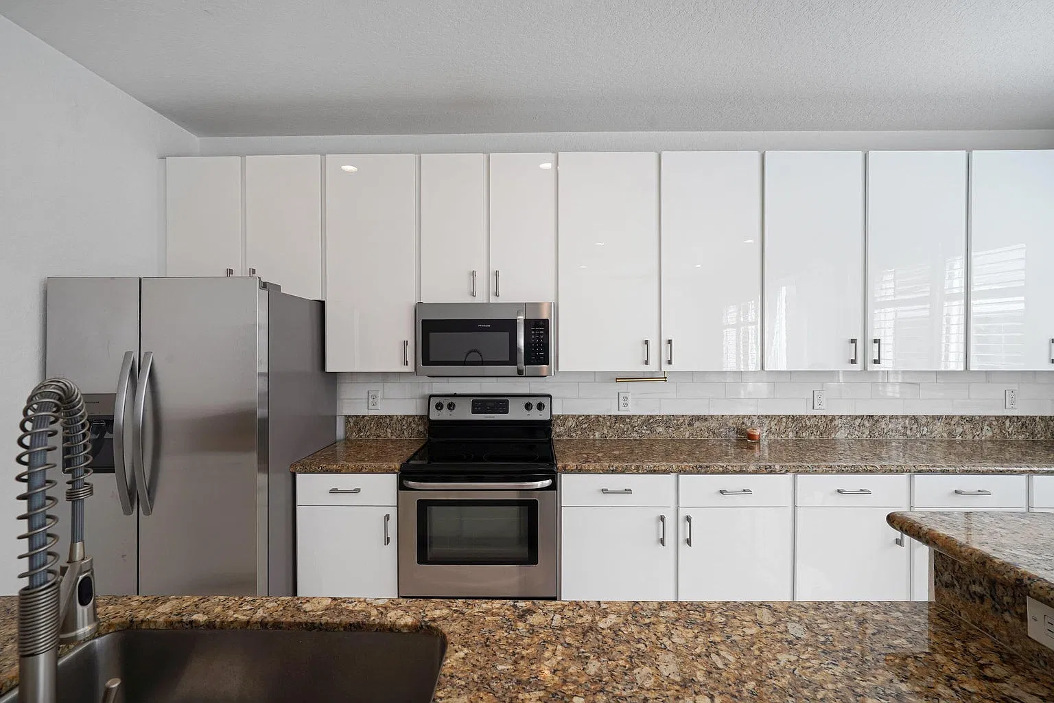 3 bed, 2.5 bath, 1912 sqft, $3,900 — Photo 2