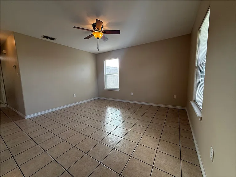 622 Webb St — Photo 2