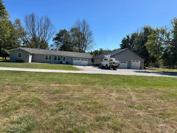 29998 Red Oak Ln, Girard, IL 62640