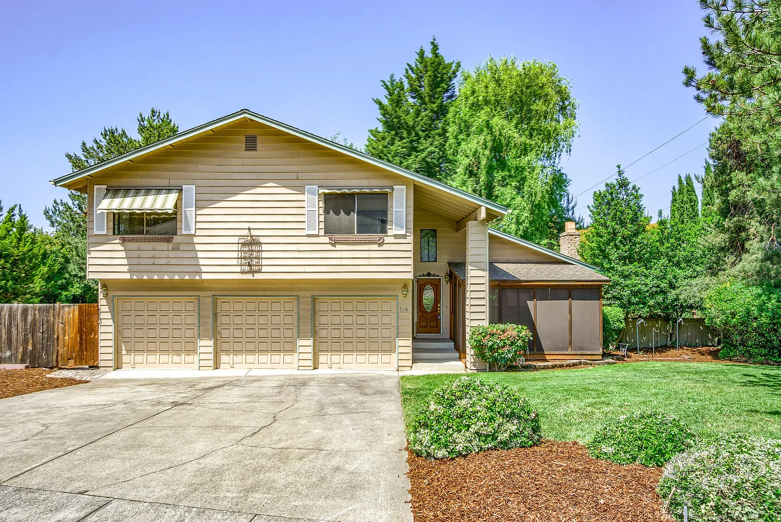 118 Oxford Pl photo 1