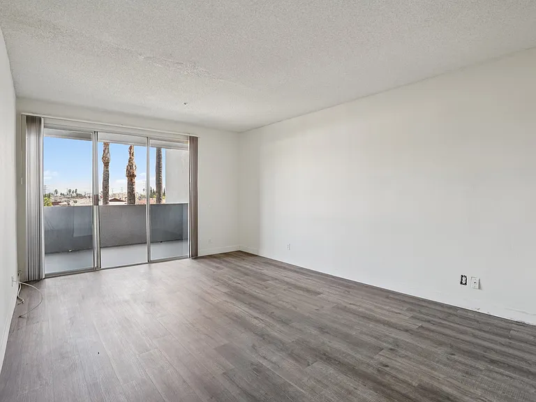 11657 Oxnard Str. — Photo 17