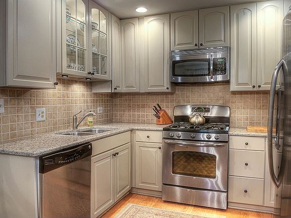 2nd image of 1087 Crestwood Ln
