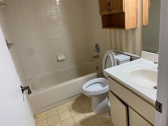 3rd image of 3670 Chatham Dr