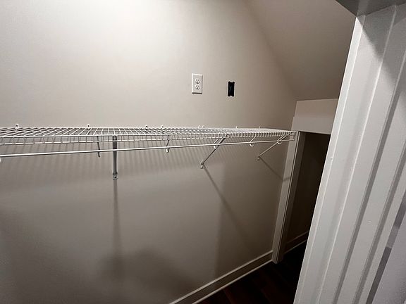 5th image of 110 Woodview Ln