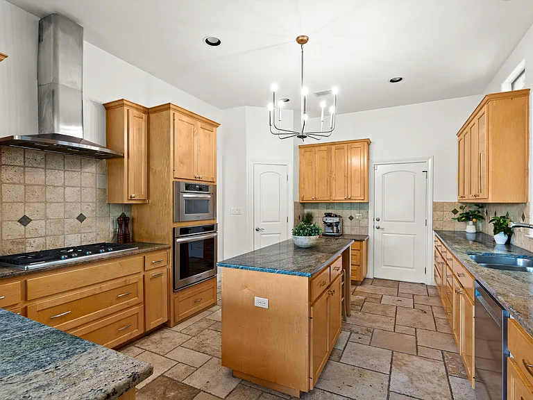 8540 Adirondack Trl — Photo 10
