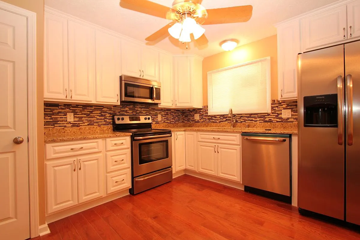 4 bed, 2.5 bath, 1812 sqft, $2,300 — Photo 2
