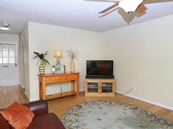 4th image of 33152 Basswood Ave