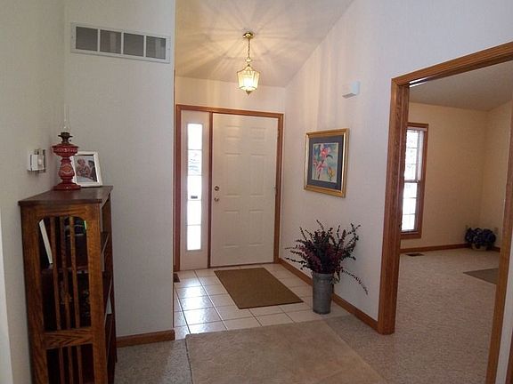 Foyer w/ ceramic tile 