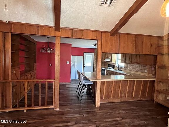 5th image of 924 W Lakeshore Dr