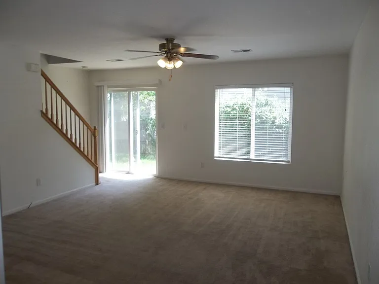 3414 Warren Farm Dr — Photo 2