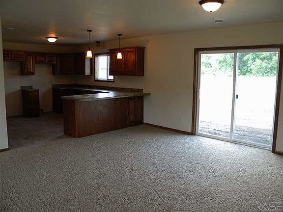 3rd image of 503 Silvercreek Cir