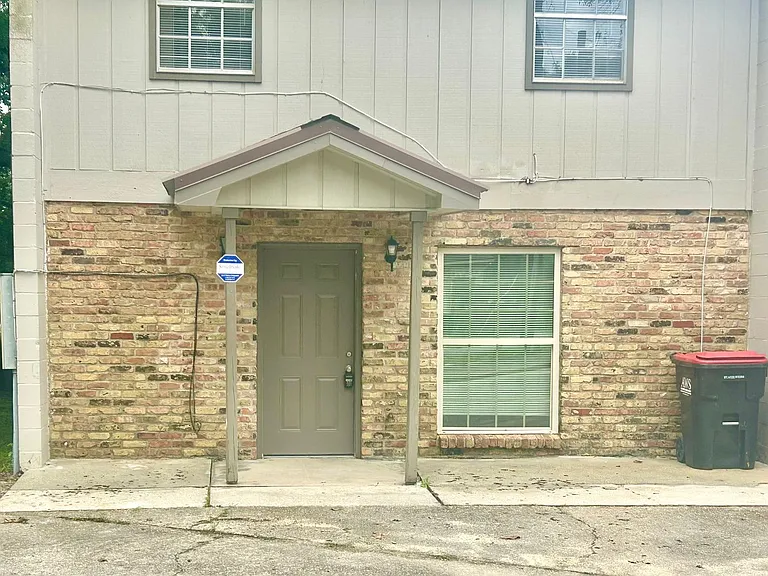 215 Peggy St — Photo 1