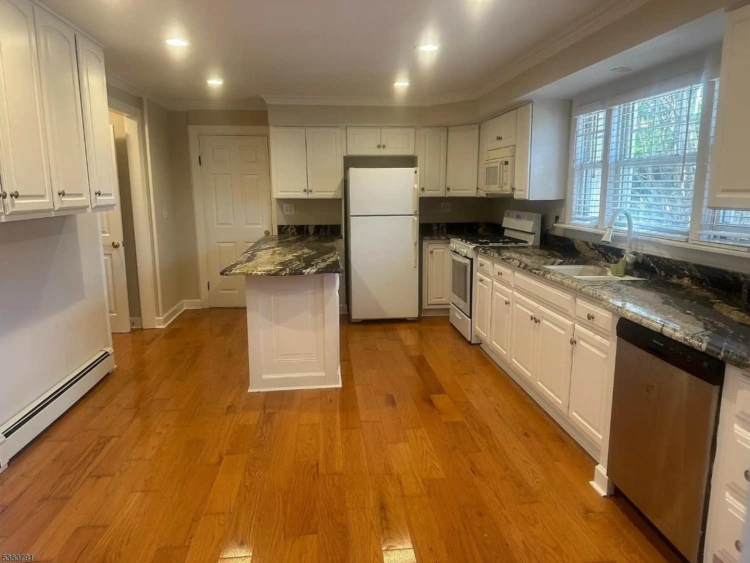 1 bed, 1.0 bath, $2,600 — Photo 2