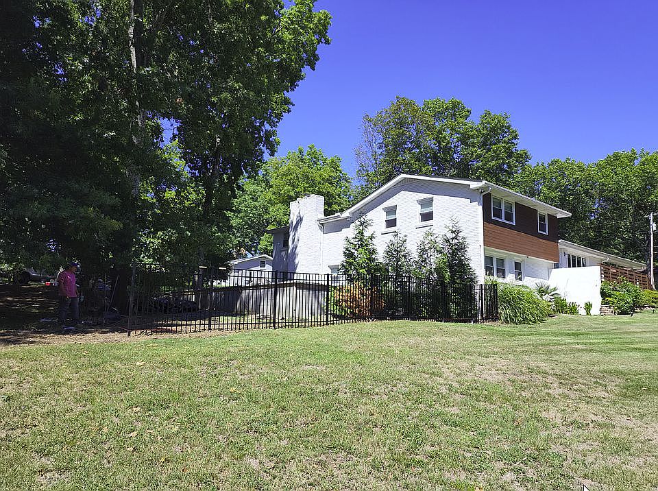 2nd image of 601 Clematis Dr