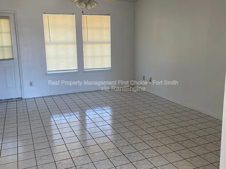 3505 Ridgeway Dr — Photo 2