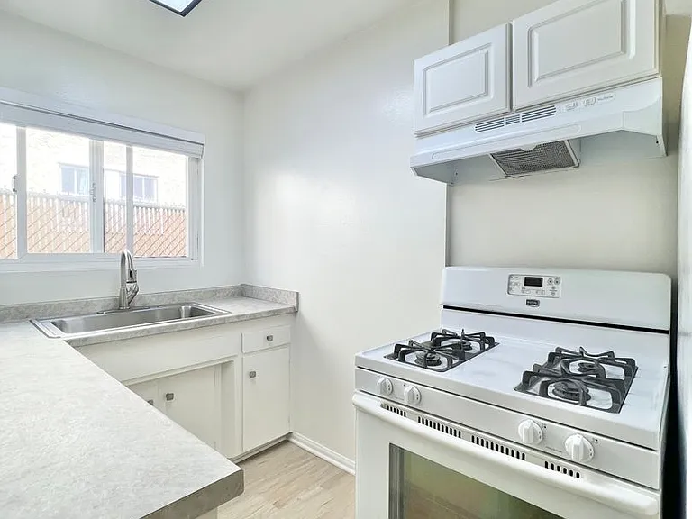 1628 E. 1st St — Photo 6