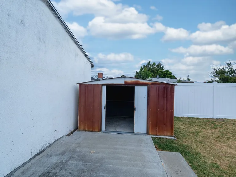 2033 E Garvey Ave N — Photo 30